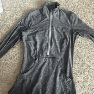 Lululemon size 4  half zip in great condition